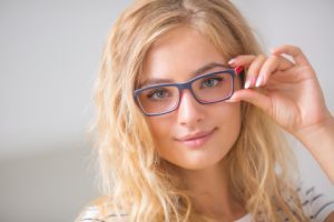 Schminken für kurzsichtige und weitsichtige Brillenträgerinnen: Darauf sollten Sie achten...